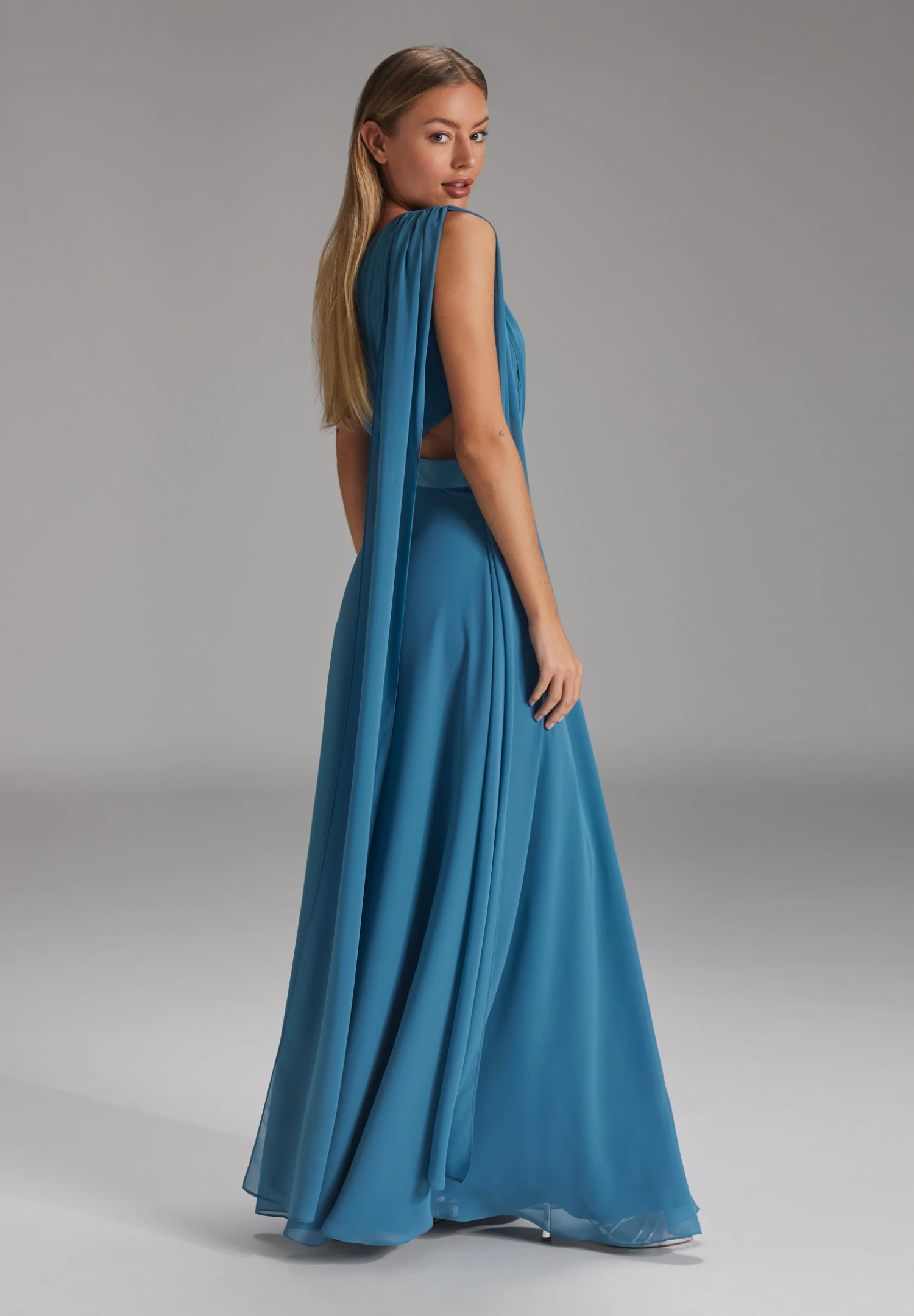SWING One-Shoulder-Maxikleid Aus Nachhaltigem Chiffon 5 SWING One-Shoulder-Maxikleid Aus Nachhaltigem Chiffon – Bild 3